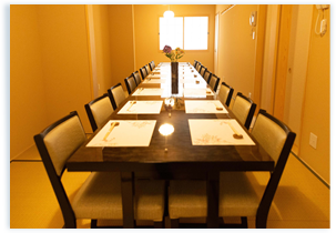 2階個室テーブルは2名様から最大8名様まで利用可能です